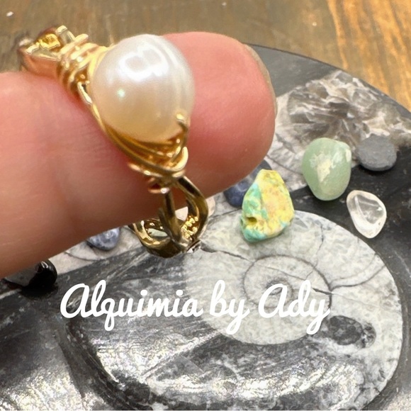 Freshwater Pearl minimalist gold ring - Picture 2 of 3